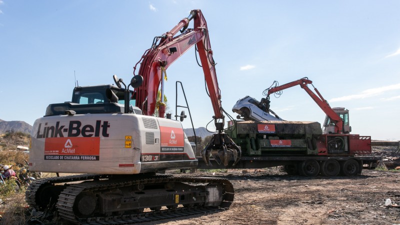 Avanza la compactación de vehículos en la playa San Agustín
